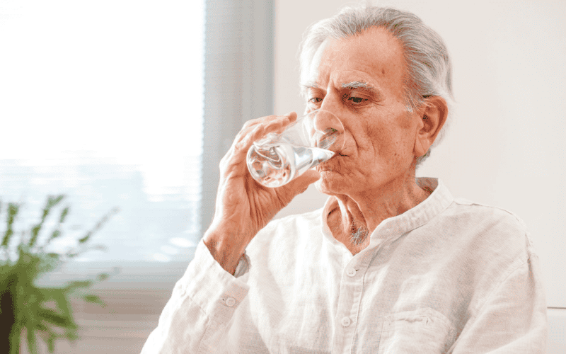 Beber agua es fundamental, pero hacerlo en exceso durante las comidas puede ralentizar la digestión. CANVA 