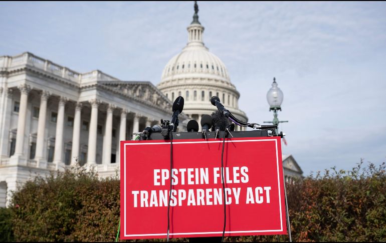 El líder legislativo advirtió que la propuesta sobre los archivos de Epstein amenaza la privacidad de las víctimas y requiere ajustes antes de avanzar. EFE/L. Johnson