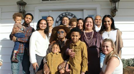 Las diferentes generaciones se distinguen de acuerdo con circunstancias históricas, tecnológicas, sociales y otros factores. UNSPLASH / R. PERERA