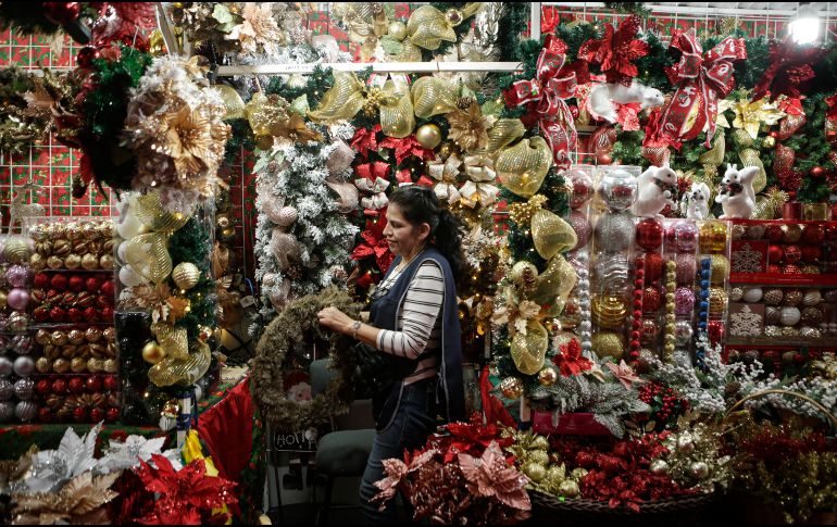 Desde esferas y series hasta árboles y moños artesanales, en la Perla Tapatía hay opciones ideales para vestir tu Navidad. EL INFORMADOR/ARCHIVO