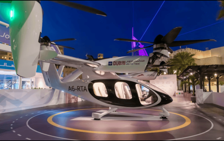 La aeronave de Joby que se exhibió por primera vez en la Cumbre Mundial de Gobiernos está diseñada para transportar un piloto y cuatro pasajeros a velocidades de hasta 200 millas por hora. JOBYAVIATION.COM