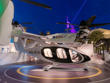 La aeronave de Joby que se exhibió por primera vez en la Cumbre Mundial de Gobiernos está diseñada para transportar un piloto y cuatro pasajeros a velocidades de hasta 200 millas por hora. JOBYAVIATION.COM