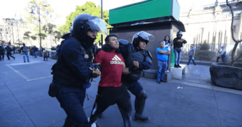 Se abrieron 18 investigaciones administrativas por posibles abusos cometidos por policías de la Ciudad de México durante la marcha de la Generación Z del 15 de noviembre.&nbsp;ESPECIAL