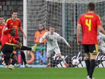 Jérémy Doku marcó un doblete para la goleada del conjunto belga. EFE/O. Matthys