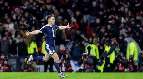 Kieran Tierney fue el encargado de poner el gol de la ventaja para los escoceses. EFE/R. Perry