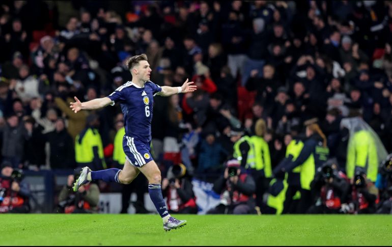 Kieran Tierney fue el encargado de poner el gol de la ventaja para los escoceses. EFE/R. Perry