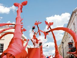 Siete jirafas rojas de ocho metros desfilarán por la ciudad. CORTESÍA