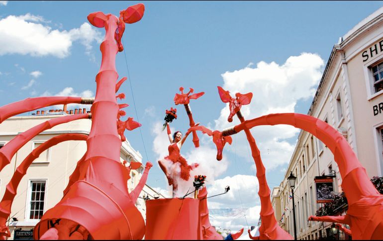 Siete jirafas rojas de ocho metros desfilarán por la ciudad. CORTESÍA