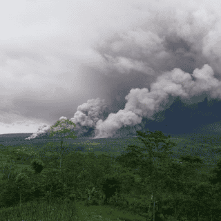 Indonesia emite alerta tras las erupciones del volcán Monte Semeru