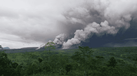 Las autoridades de Indonesia elevaron este miercoles la alerta sobre el volcán Semeru al nivel IV (el máximo en la escala del país), tras una serie de erupciones que arrojó flujos piroclásticos por la ladera de la montaña. EFE / Centro de Vulcanología y Mitigación de Riesgos Geológicos de Indonesia