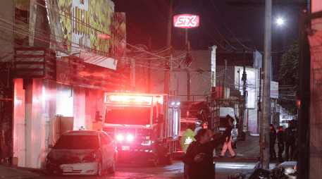 Al centro nocturno acudieron elementos del Heroico Cuerpo de Bomberos, quienes lograron rescatar del incendio a nueve personas. SUN / O. Contreras