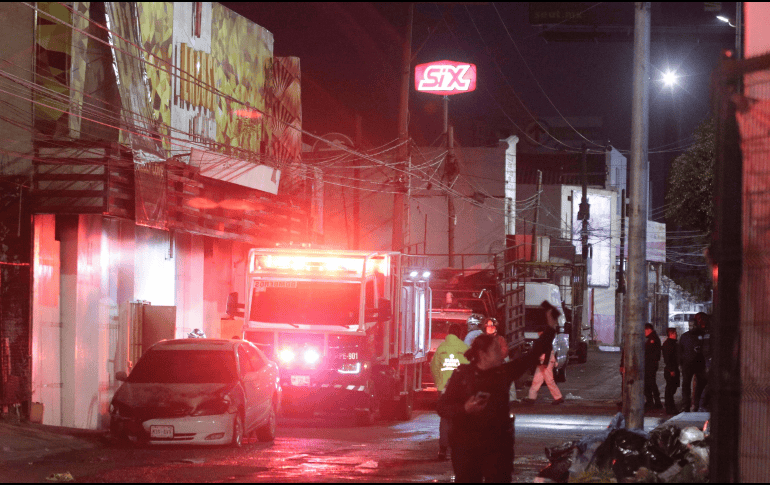 Al centro nocturno acudieron elementos del Heroico Cuerpo de Bomberos, quienes lograron rescatar del incendio a nueve personas. SUN / O. Contreras