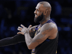 Le costó entrar en ritmo una vez iniciada la acción, pero, a ocho minutos del descanso, LeBron James estrenó su casillero con un triple y después se aseguró de no perder su racha de mil 293 partidos consecutivos con al menos 10 puntos. AP / J. C. Hong