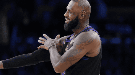 Le costó entrar en ritmo una vez iniciada la acción, pero, a ocho minutos del descanso, LeBron James estrenó su casillero con un triple y después se aseguró de no perder su racha de mil 293 partidos consecutivos con al menos 10 puntos. AP / J. C. Hong
