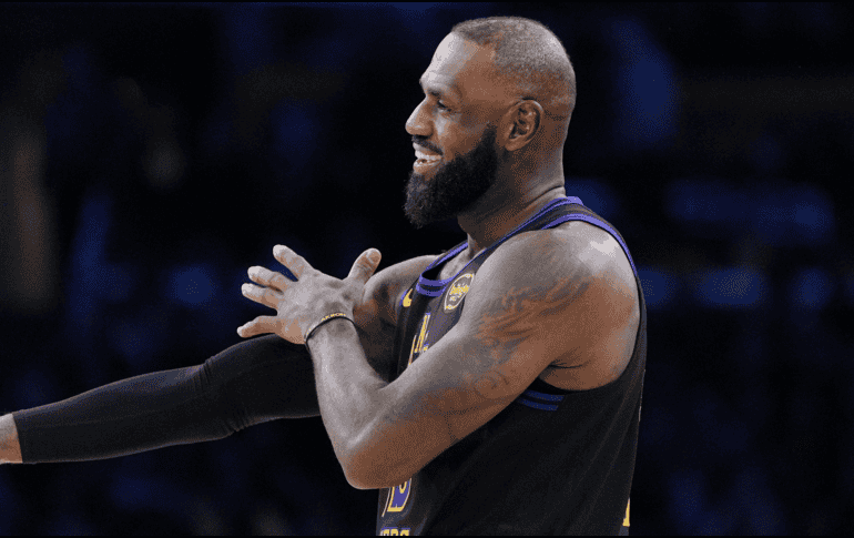 Le costó entrar en ritmo una vez iniciada la acción, pero, a ocho minutos del descanso, LeBron James estrenó su casillero con un triple y después se aseguró de no perder su racha de mil 293 partidos consecutivos con al menos 10 puntos. AP / J. C. Hong