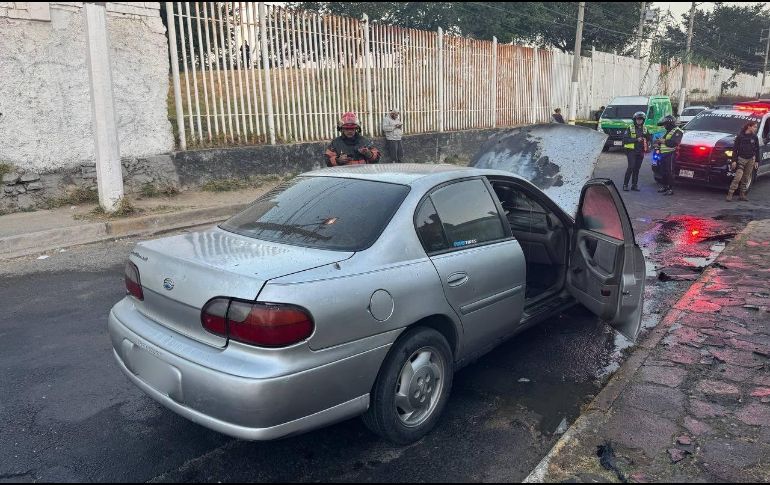 El conductor del vehículo logró darse cuenta a tiempo del suceso; Bomberos de Zapopan confirmaron que no se presentaron lesionados. ESPECIAL / FACEBOOK Protección Civil y Bomberos Zapopan