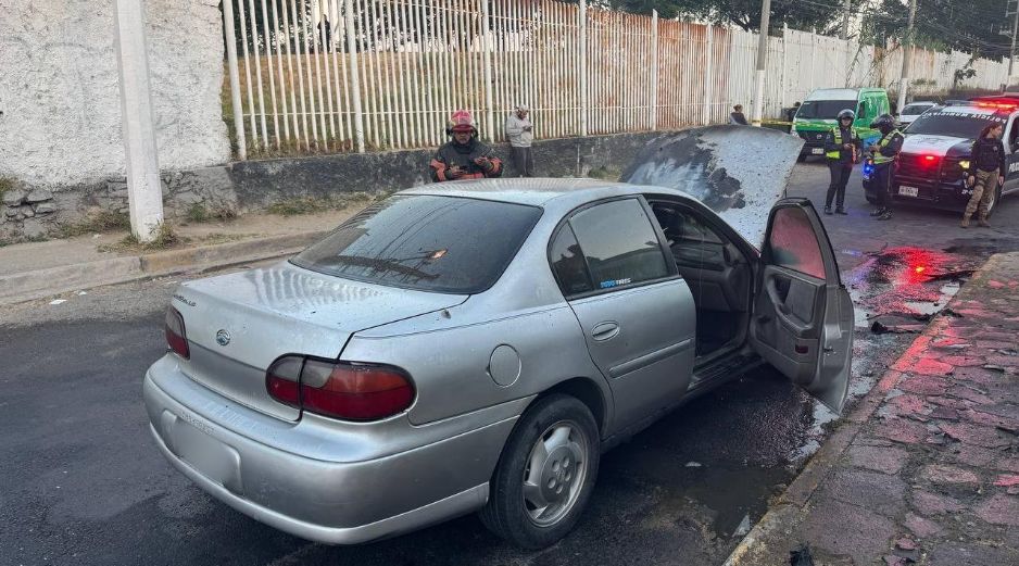 El conductor del vehículo logró darse cuenta a tiempo del suceso; Bomberos de Zapopan confirmaron que no se presentaron lesionados. ESPECIAL / FACEBOOK Protección Civil y Bomberos Zapopan