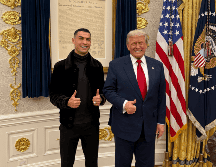 Trump y Cristiano Ronaldo posando para una fotografía en el Despacho Oval. EFE/ @margomartin47