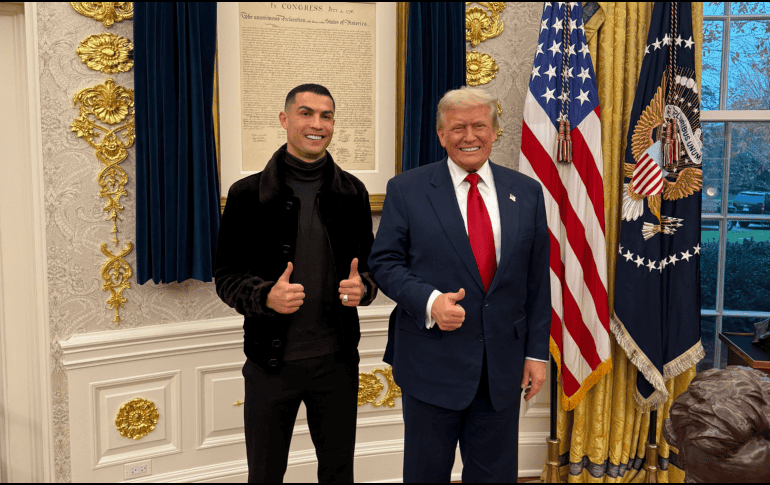 Trump y Cristiano Ronaldo posando para una fotografía en el Despacho Oval. EFE/ @margomartin47