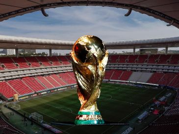 ESTADIO AKRON. Los enfrentamientos en México otorgarán los dos últimos accesos para la primera justa mundialista con 48 selecciones. ESPECIAL / IMAGO7 y AP
