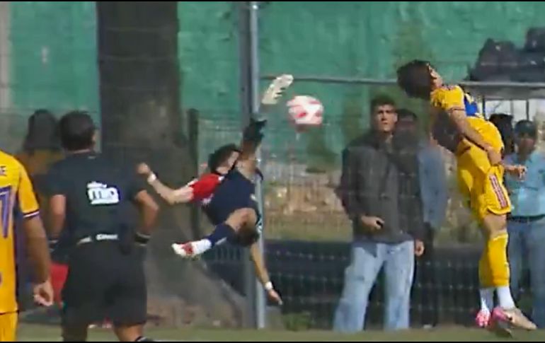 La Ida de los Cuartos de Final del Torneo Apertura 2025, un encuentro que dejó una postal inolvidable gracias al juvenil rojiblanco Ariel Castro, en la categoría Sub-21. ESPECIAL / Chivas TV
