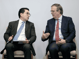 Marcelo Ebrard (derecha) y  Eduardo Osuna (izquierda), director general de BBVA México, durante la presentación del Plan de Impulso al Sector Textil y de Calzado. EFE / ARCHIVO