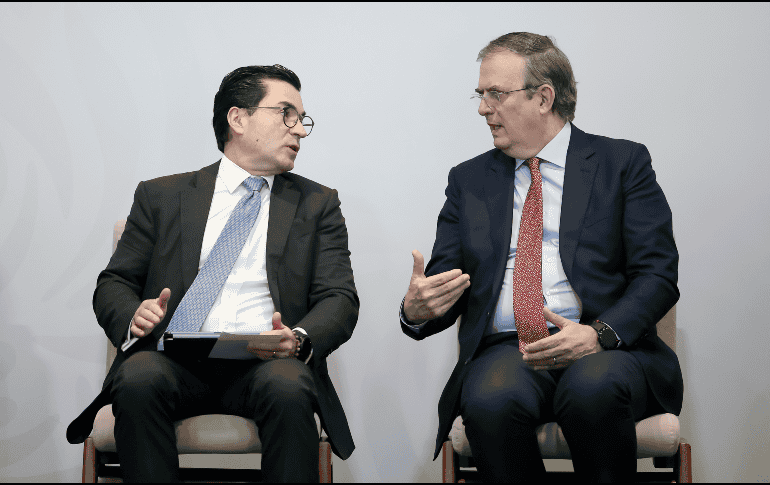 Marcelo Ebrard (derecha) y  Eduardo Osuna (izquierda), director general de BBVA México, durante la presentación del Plan de Impulso al Sector Textil y de Calzado. EFE / ARCHIVO