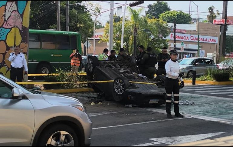 El vehículo deportivo quedó totalmente destruido y volcado sobre la parte superior.  ESPECIAL