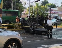 El vehículo deportivo quedó totalmente destruido y volcado sobre la parte superior.  ESPECIAL