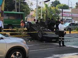 El vehículo deportivo quedó totalmente destruido y volcado sobre la parte superior.  ESPECIAL