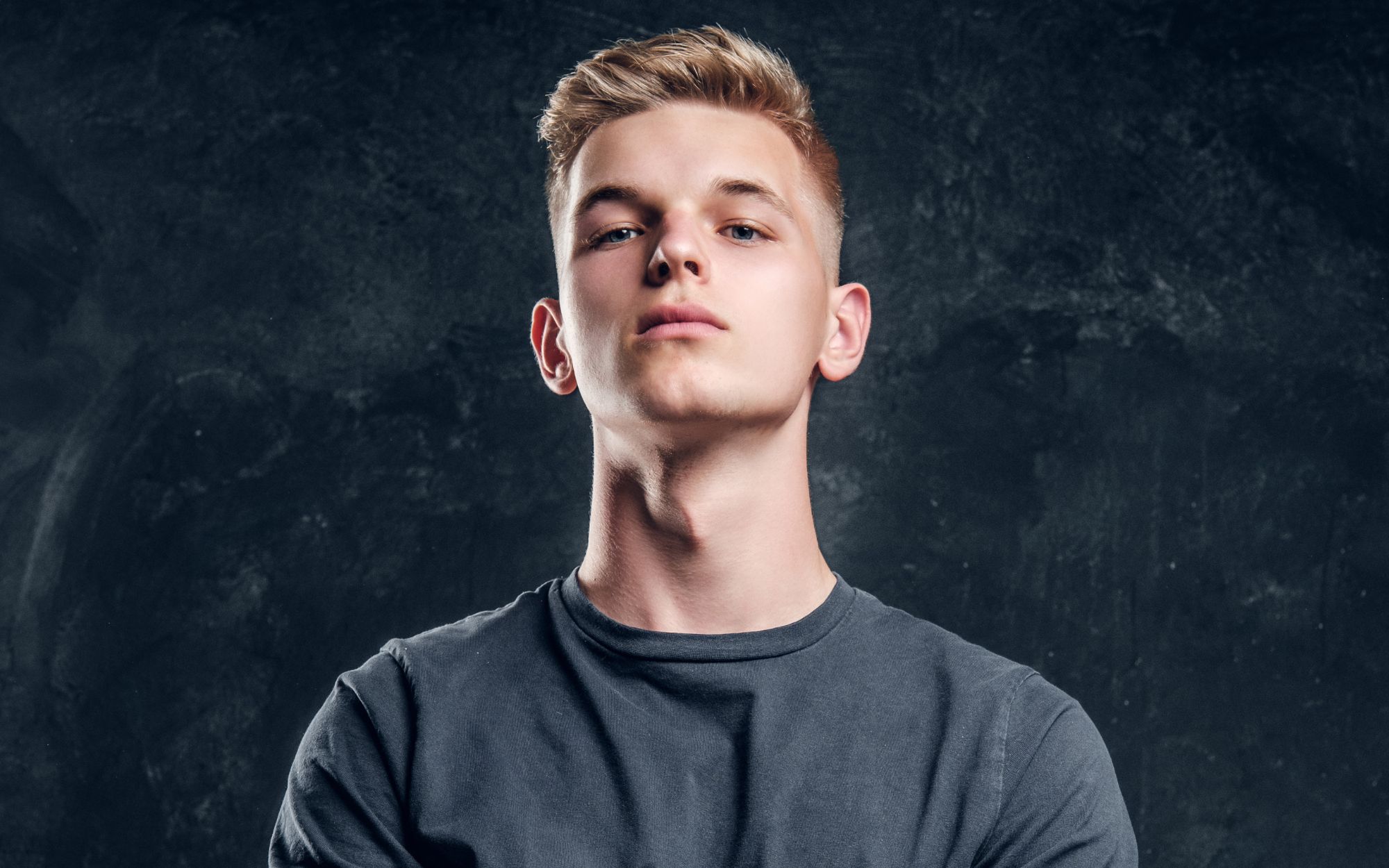 Más que un rostro en sí, lo que distingue a un narcisista (según la investigación) es la forma calculada en la que decide mostrarse ante los demás. CANVA