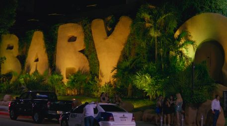 La noche eterna del Baby’O no solo revive un ícono: lo examina. Lo cuestiona. Lo coloca en el contexto de un país que ha visto transformarse el turismo, las ciudades costeras, la vida nocturna y el concepto mismo de celebridad.  CORTESÍA