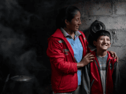 La pobreza se cobra la vida de los niños y niñas, socava su salud y su desarrollo y limita su aprendizaje. La pobreza niega a la infancia sus derechos fundamentales. UNICEF.ORG