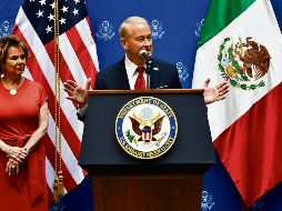 El equipo del embajador Ronald Johnson respondió a comentarios de usuarios de X que utilizaron lenguaje ofensivo.