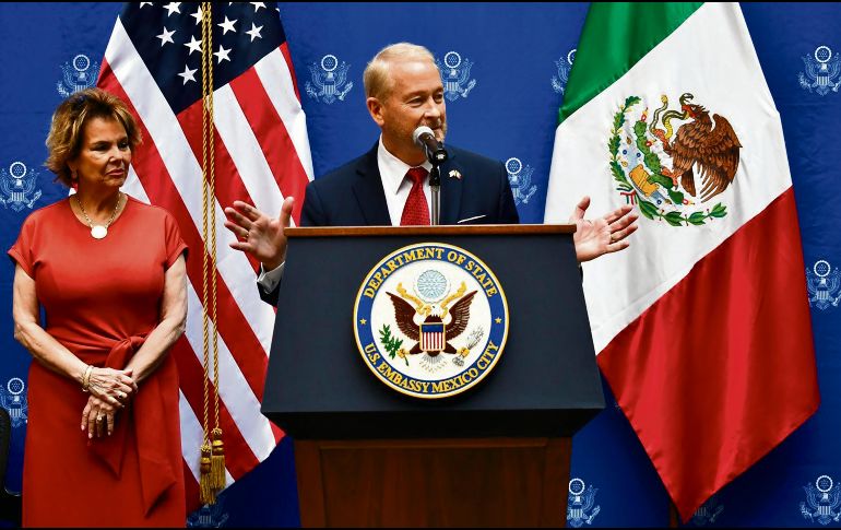 El equipo del embajador Ronald Johnson respondió a comentarios de usuarios de X que utilizaron lenguaje ofensivo.