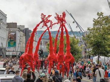 Las enormes jirafas recorrerán las calles de la Perla Tapatía este fin de semana. ESPECIAL