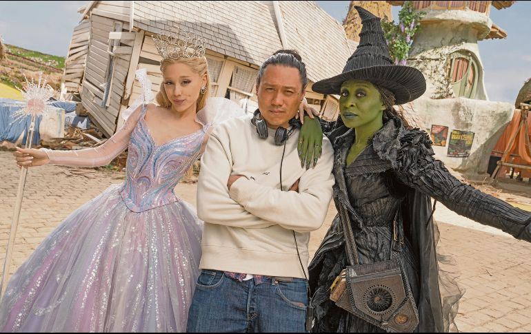 El director Jon M. Chu junto a Ariana Grande y Cynthia Erivo, las protagonistas de esta legendaria historia. ESPECIAL