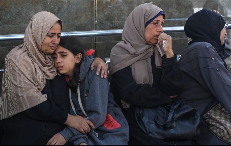 Familiares de víctimas se lamentan en el hospital de Al-Shifa. EFE/M. Saber