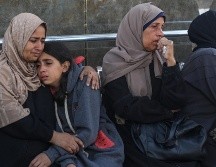 Familiares de víctimas se lamentan en el hospital de Al-Shifa. EFE/M. Saber
