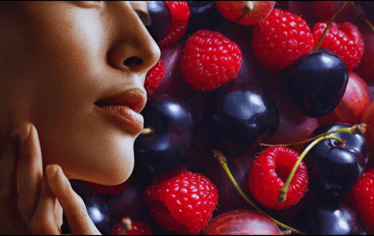 Además de rejuvenecer la piel, las cerezas tienen propiedades desintoxicantes que ayudan a eliminar toxinas del cuerpo. ESPECIAL / CANVA