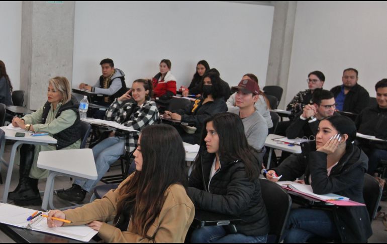 El IMCO prevé que, para 2050, el país formará 28.7 millones de profesionistas en áreas con baja demanda laboral, mientras que persisten vacantes en los sectores de salud, energía y tecnologías de la información. EL INFORMADOR / ARCHIVO