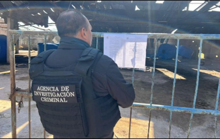 Tras solicitar una orden de cateo, se logró entrar al inmueble e inhabilitar las tomas clandestinas, además de asegurar los tres mil litros de hidrocarburo mencionados y diversos contenedores. CORTESÍA/ Fiscalía de Jalisco