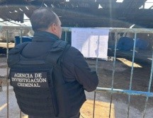 Tras solicitar una orden de cateo, se logró entrar al inmueble e inhabilitar las tomas clandestinas, además de asegurar los tres mil litros de hidrocarburo mencionados y diversos contenedores. CORTESÍA/ Fiscalía de Jalisco