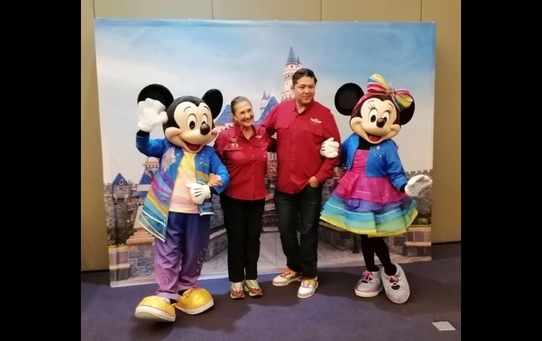 Mickey Mouse, Escandra Salim, Efraín Amaro y Minnie Mouse. GENTE BIEN • X. MARTÍNEZ.