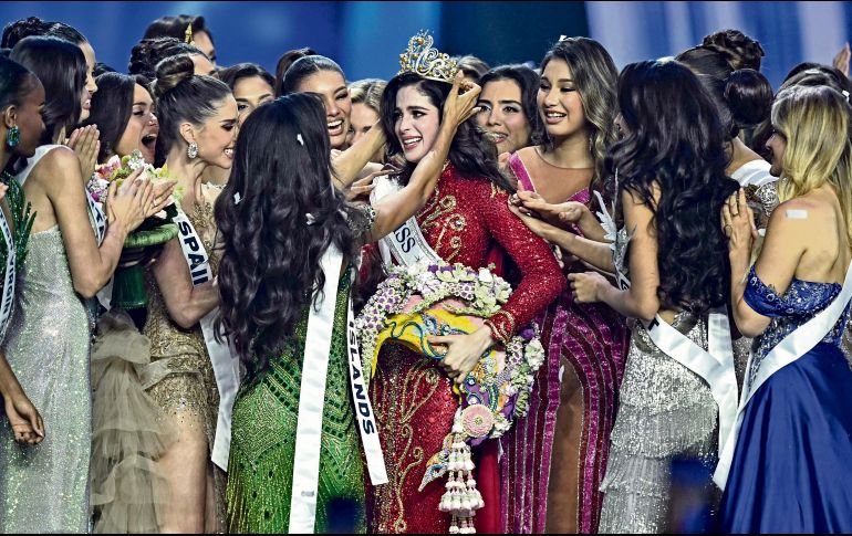 Momento en que las concursantes felicitaron a Fátima por su triunfo. AFP