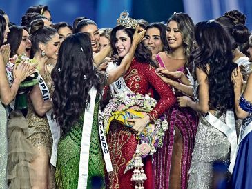 Momento en que las concursantes felicitaron a Fátima por su triunfo. AFP