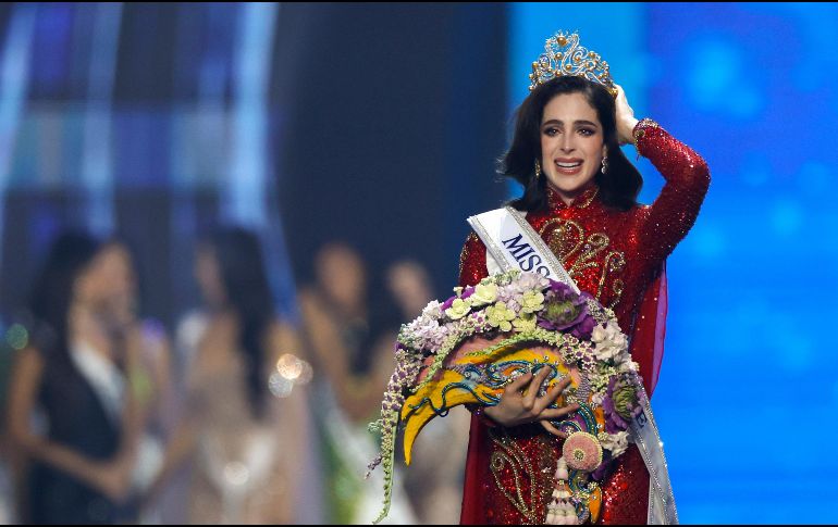 La corona de Fátima Bosch simboliza la luminosidad y el potencial femenino. EFE/R. Yongrit