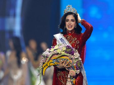 La corona de Fátima Bosch simboliza la luminosidad y el potencial femenino. EFE/R. Yongrit