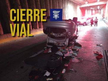 Una volcadura ha provocado el cierre total del túnel lateral en el cruce de avenida López Mateos con el Anillo Periférico. ESPECIAL / FACEBOOK Protección Civil Jalisco