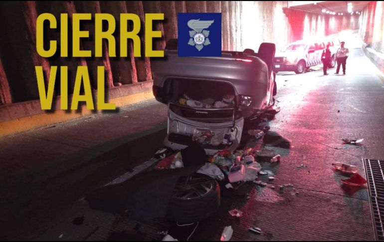 Una volcadura ha provocado el cierre total del túnel lateral en el cruce de avenida López Mateos con el Anillo Periférico. ESPECIAL / FACEBOOK Protección Civil Jalisco